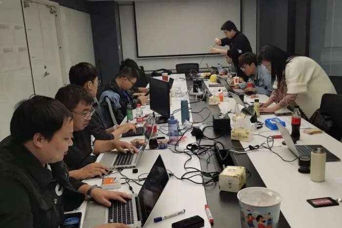 　　与捞王团队通宵奋斗的商龙人