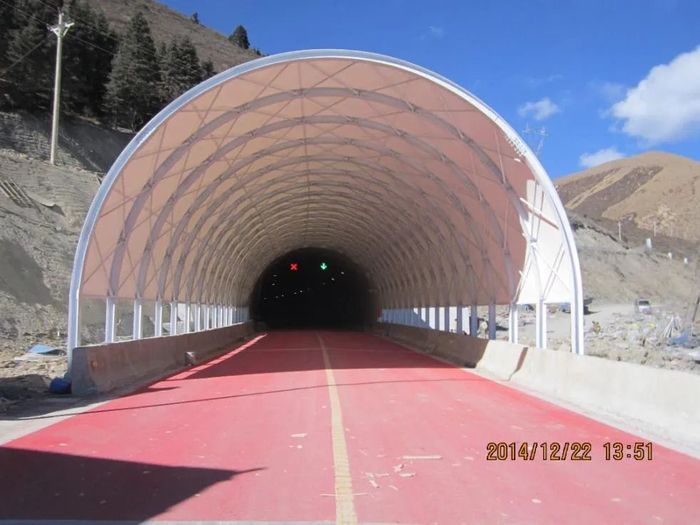 图片说明：柔性膜钢棚洞