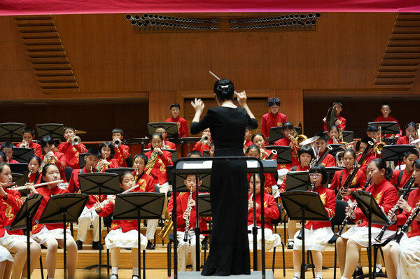 　　北京市海淀区五一小学金帆管乐团，指挥刘颖老师