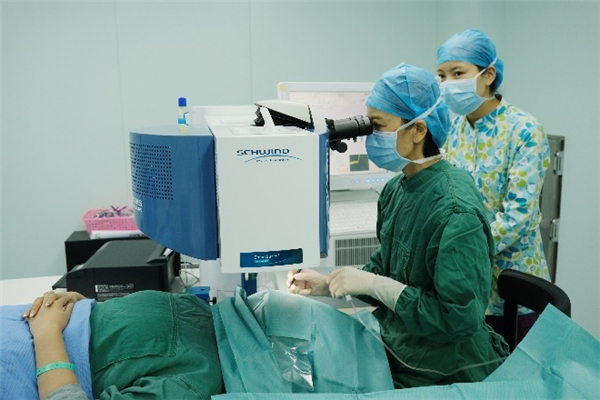 　　屈光专科朱凤主任手术中