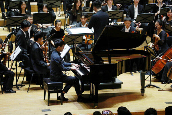 　　吴咏璋老师携手清香·音创未来爱乐乐团共同演奏，指挥张鹏老师