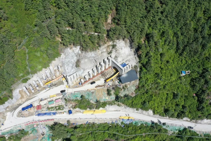 图片说明：雅叶高速上跑马山二号隧道在山坡艰难进洞