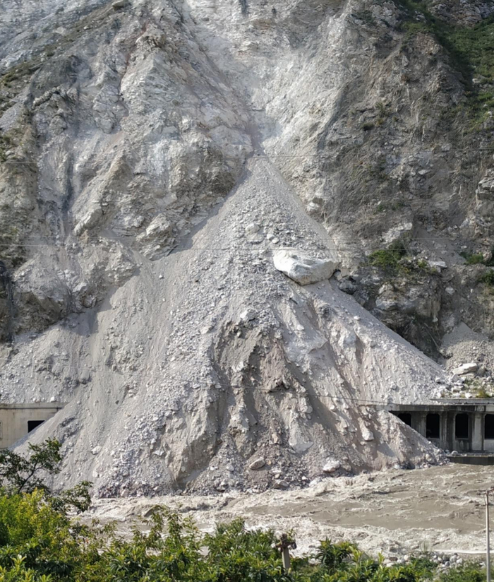 图片说明：国道213线七星关明洞正在经历高位崩塌的考验
