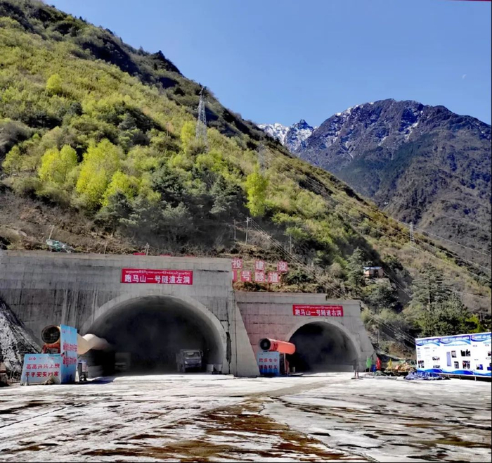 图片说明：跑马山一号隧道洞口