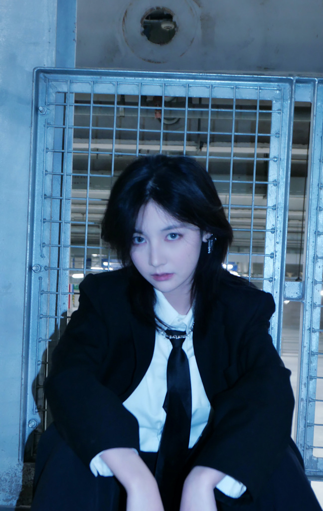 赵粤分享黑西装小领带写真眼神犀利走慵懒风