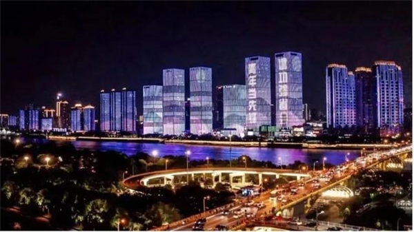 　　建团百年主题灯光秀点亮长沙一江两岸