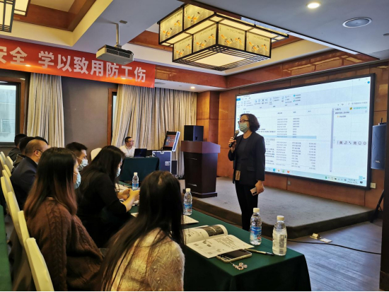 　　双流区社会保险事业管理局局长廖佰芬发表讲话