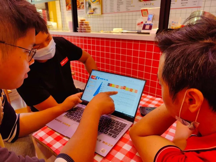 　　▲ 客如云专业运营团队与品牌进行活动复盘