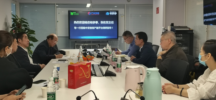 　　图1:中康农业执行CEO陈虞辉向杨忠岐参事一行汇报元宝枫项目成果