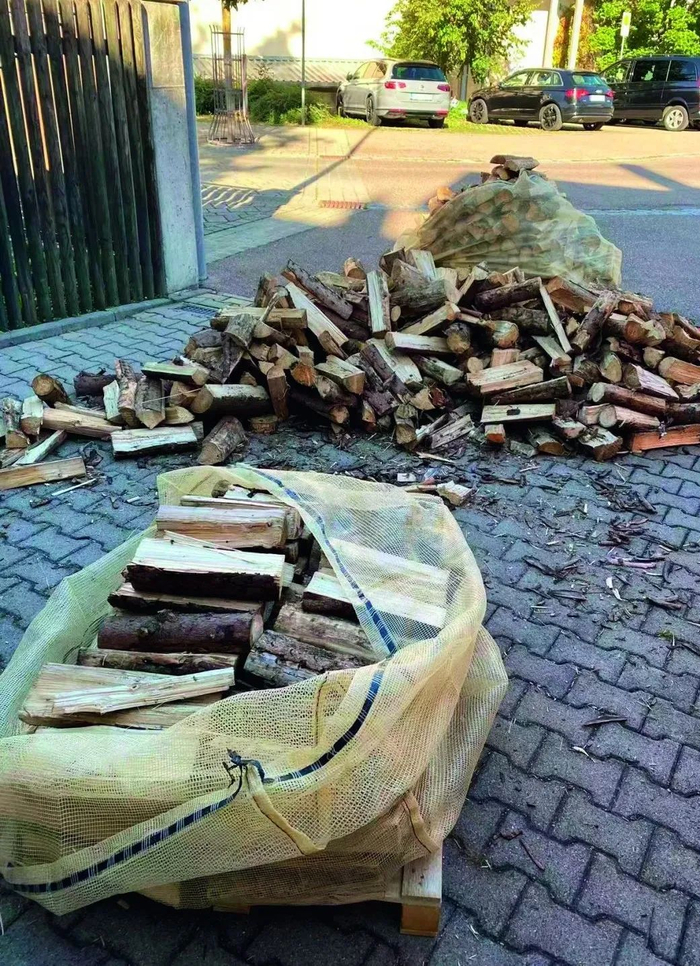 　·缪女士家今年购买了4.3立方米云杉和1立方米山毛榉，这是其中一部分。