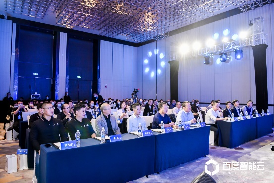 　　近百位参会代表