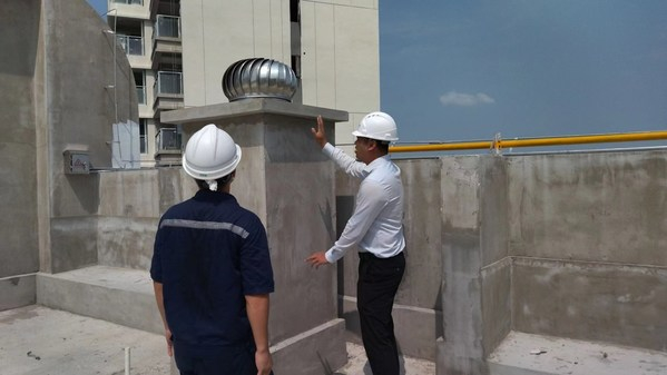 　　在茂名歌美海·纯水岸，技术人员进行交付前检验