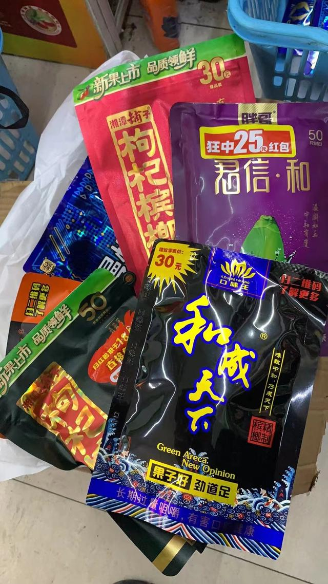 一便利店工作人员向记者展示店内的槟榔制品。 受访者供图 