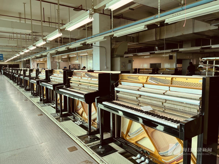 珠江钢琴车间产线 图片来源：每经记者 王帆 摄