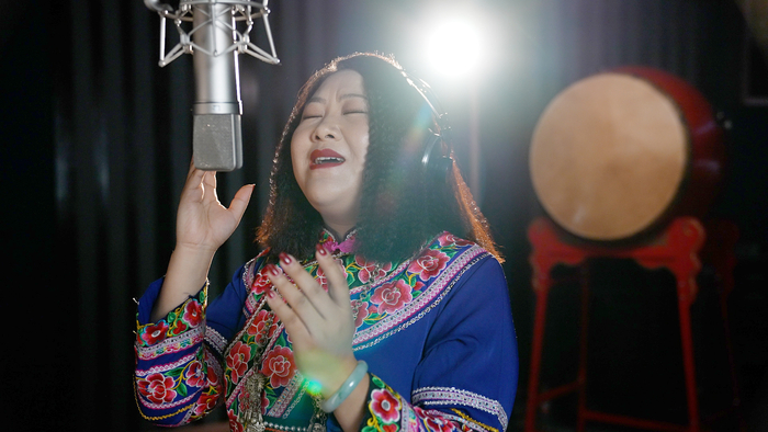 　　彝族歌手阿朵故烈演唱《长臂猿》，节目组供图