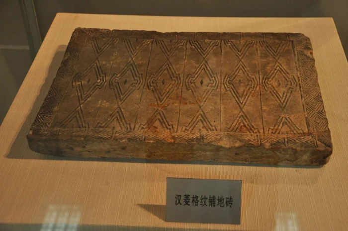 冶城遗址出土的汉菱格纹铺地砖，张继州摄。