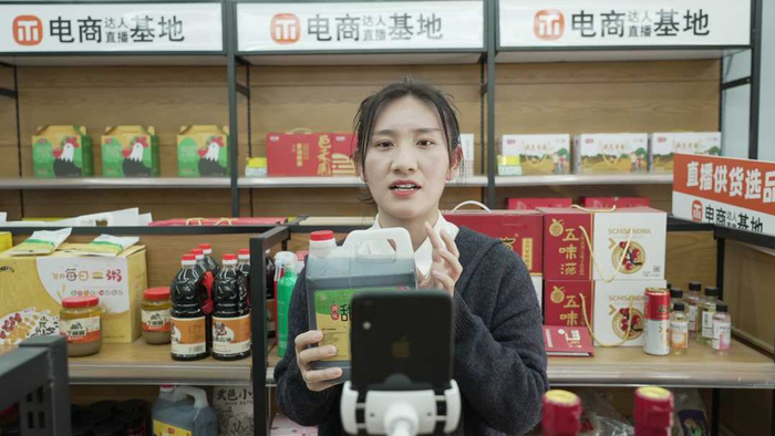 “乡土主播”正在直播间推销甜醋汁。黄建摄