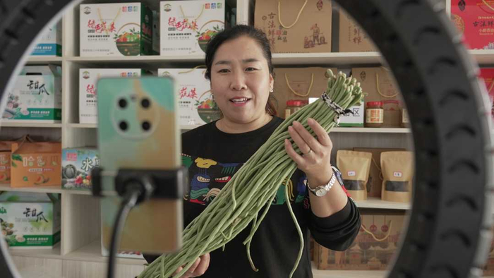 “乡土主播”正在直播间推销豆角。张保卫摄