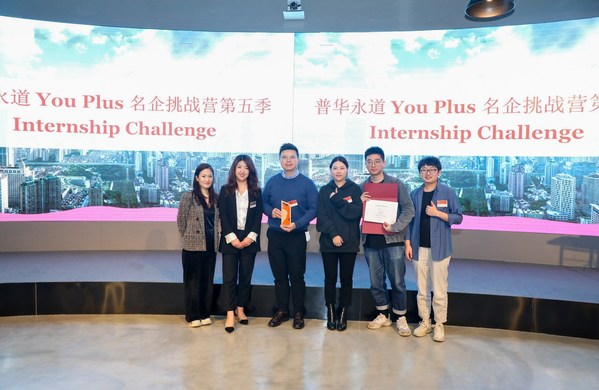 　　普华永道中国ESG可持续发展创新教育事业部合伙人为获奖选手及部分企业代表颁奖