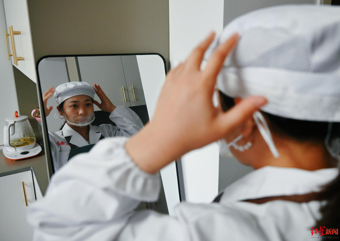 ▲张要红正在穿工作服