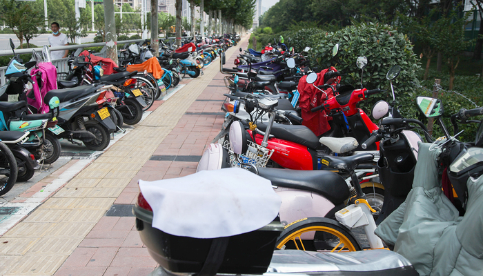 富士康郑州八大街厂区外职工的电动车。图片来源：每经记者 韩阳 摄（资料图）