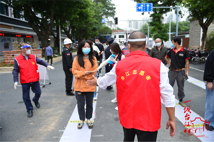 台江志愿者成为街头一道亮丽的风景线（叶诚 摄）