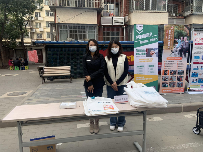 陪诊师走进社区，为老人提供咨询服务。受访者供图。