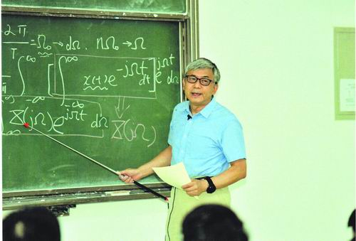 ▲郑南宁给本科生上数字信号处理课。