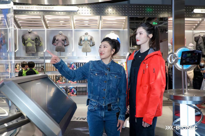 　　担任“明星店长”的何穗为冬奥冠军徐梦桃介绍X-BIONIC产品