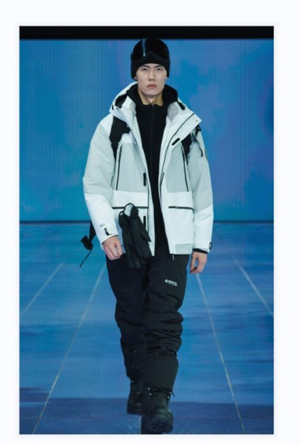 　　太平鸟男装羽绒服-户外系列