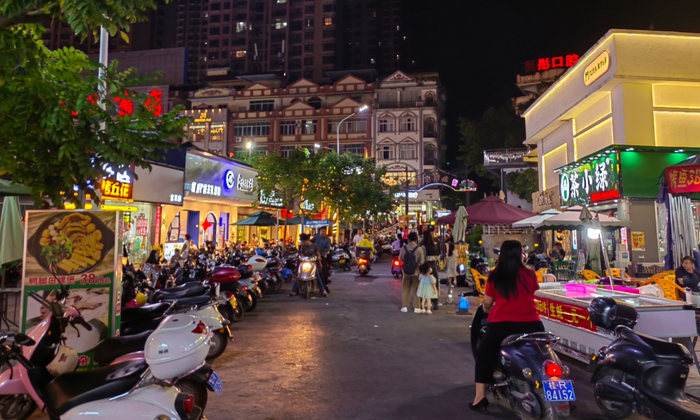 夜间，奶茶街成为平南人重要的休闲场所 时代周报记者曾思怡摄