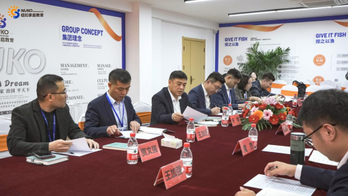 　　图为：授牌仪式座谈会