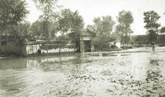 　　1917年,被大水淹过的农舍和城墙。 邓之诚摄