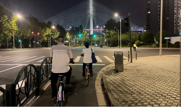 ▲ 节假日时，陈怡妈妈要凌晨才能下班，陈怡和父亲会一起去接她下班。 图 / 受访者提供