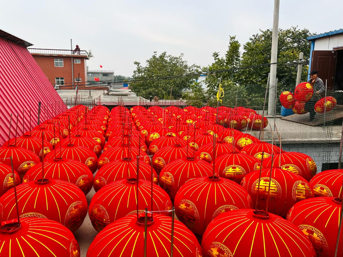 ▲屯头村被誉为“中国宫灯第一村”，已形成一条完整的宫灯产业链。沈晓凯 摄