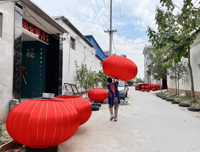 ▲在屯头村，大红宫灯随处可见，全村9成村民从事宫灯相关产业。沈晓凯 摄