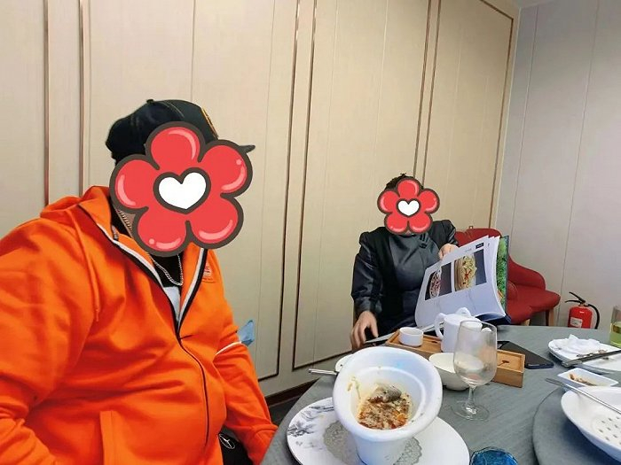 ▲ 王倩倩母亲在饭店工作。图 / 受访者提供