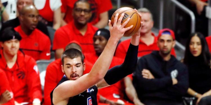 祖巴茨两双助内线统治替补奇兵贡献15分