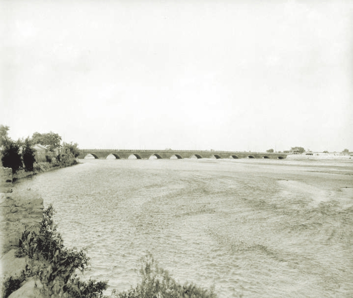 　　上世纪二十年代的卢沟桥和永定河。西德尼·甘博摄