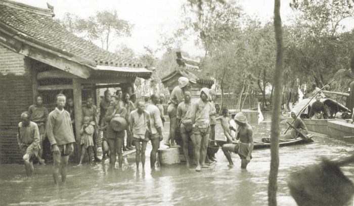 　　受灾百姓看着被大水冲毁的家园，茫然无措。 邓之诚摄