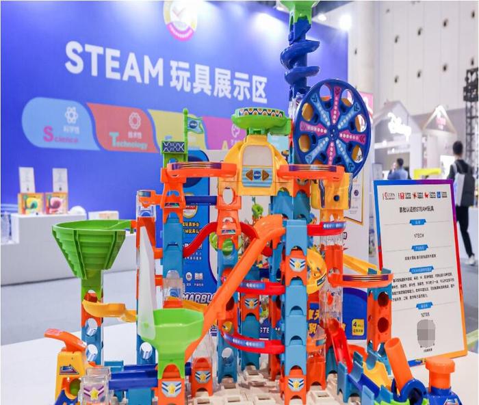 　　▲ 伟易达摩天轮轨道积木套装、火箭轨道积木套装在STEAM展区