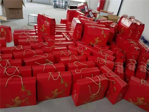 　　冯家沟村党员组织对农产品进行包装