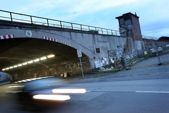 ↑2011年7月19日，德国杜伊斯堡，发生踩踏事件的隧道。图据视觉中国