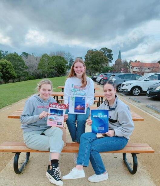 　　每到一处，桂强芳都向当地国际友人赠送满载中国故事的自办书刊