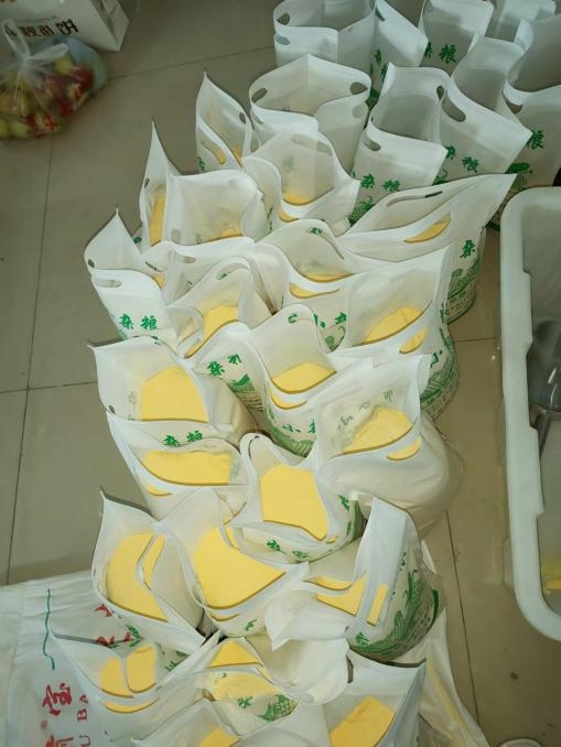 　　农户自产的李广桃、玉米面粉