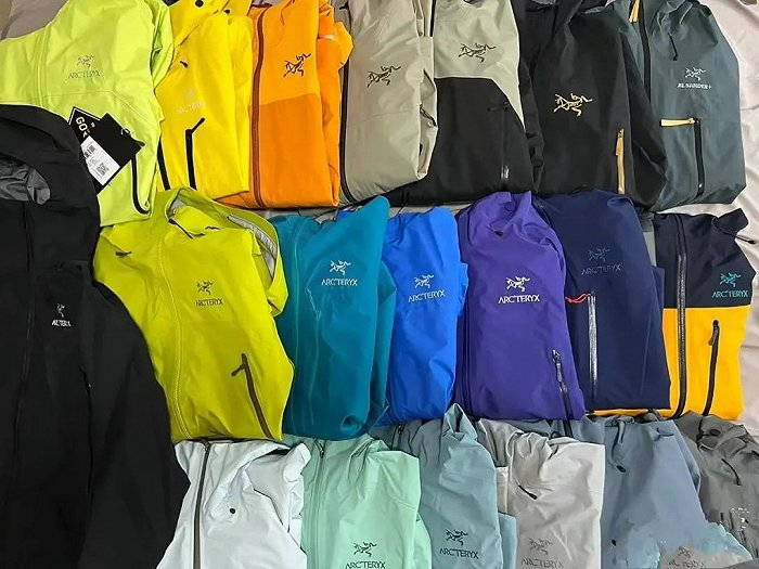 ▲ 30多件始祖鸟占满一个衣柜。图 / 受访者提供