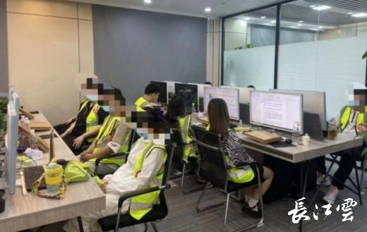 图：民警现场查获该团伙办公场所