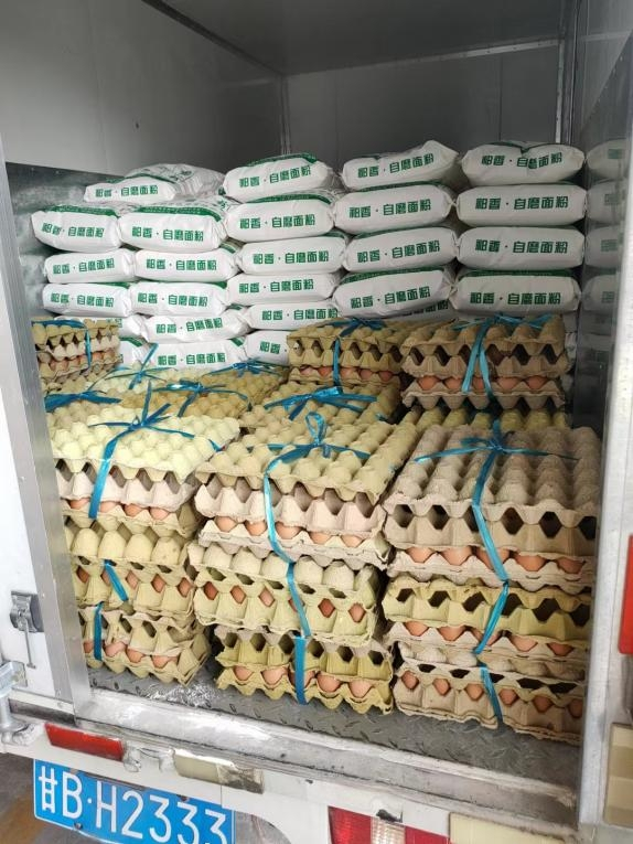 　　自磨面粉、鸡蛋等农产品装车准备运输