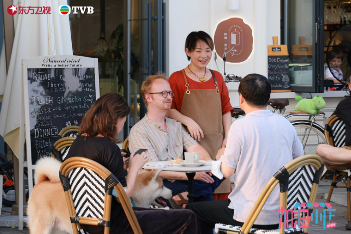 节目组帮阿雅西点出谋划策。