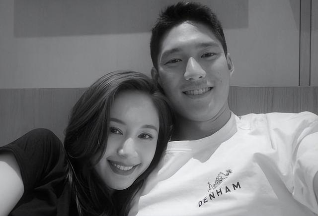 2021年3月13日，王子文发微博晒出和儿子的合照 ；2021年4月10日，王子文晒照公布与吴永恩的恋情